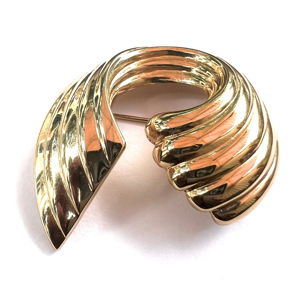 Vintage Napier Ribbed Gold Tone Scroll Swirl Dimensional Brooch Signed